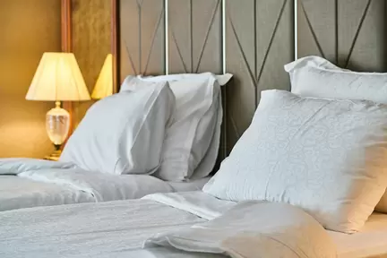 Säng i hotellrum